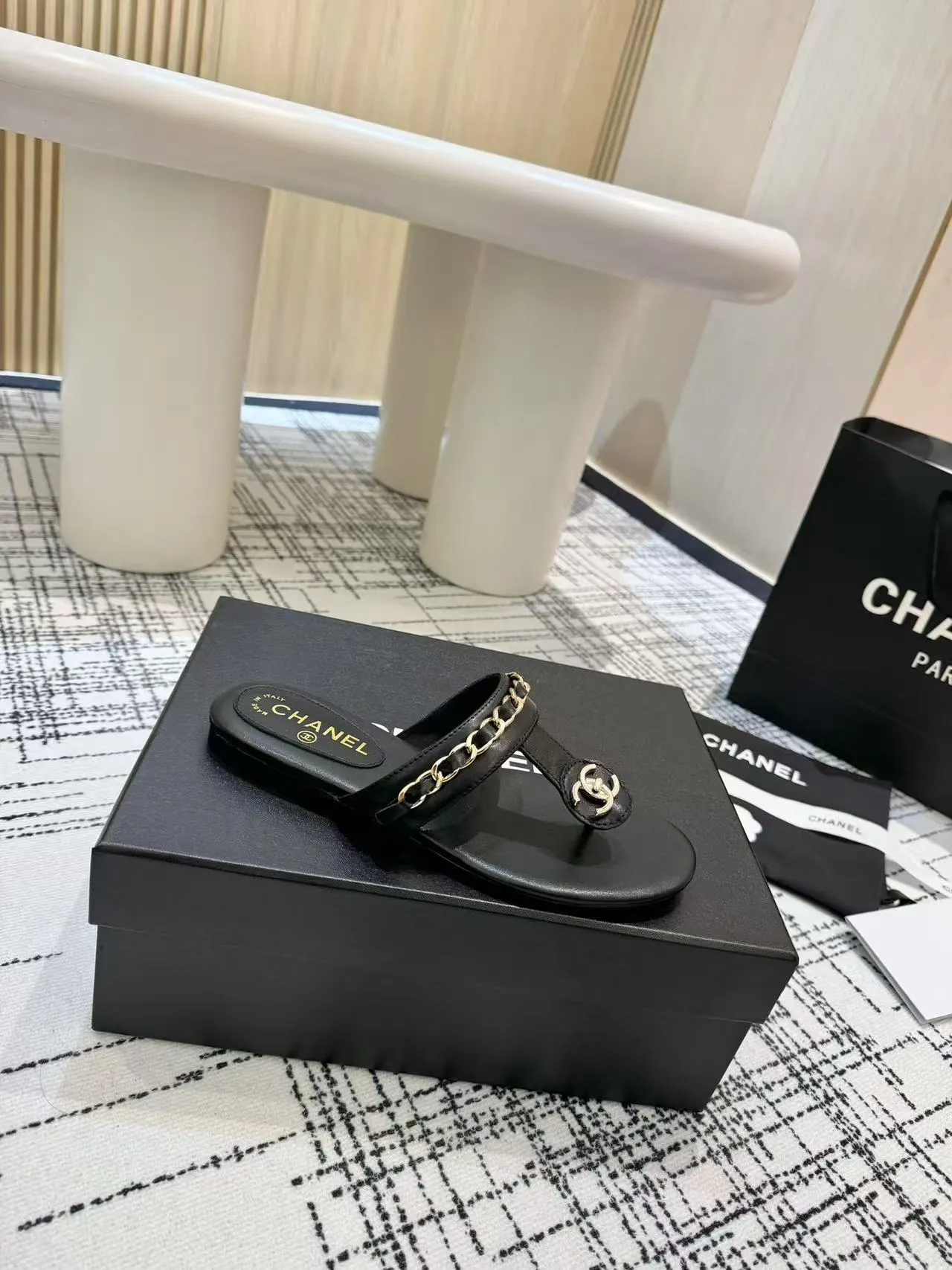 👟👟Ex-factory price 480👟👟 Top version Chanel Chanel - 2025 spring model, counter top double C sandals, this classic design; the extraordinary double C incorporates a variety of color elements... The diversified mix and match is very beautiful and versatile, very light on the foot, comfortable, super delicate and elegant, and can be used outdoors... ꫛꫀꪝ Go➫ Material: ❶Upper made of: Original imported sheepskin ❷Inner lining: Original sheepskin lining ❸Outsole based on: Original Italian genuine leather outsole Counter boutique packaging complete set for women 35–40 (customized for 41) 3 colors available (black, white, apricot)